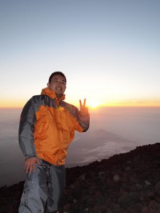 3年前の富士登山にて。御来光を観ることができました。