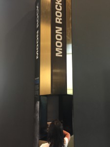 基本、初めて行くところは嫌がるので、何かを餌に連れ出す。航空宇宙博物館には月の石をダシに連行。
